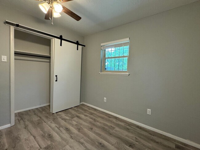 Building Photo - 711 SW Ranch Oak Blvd
