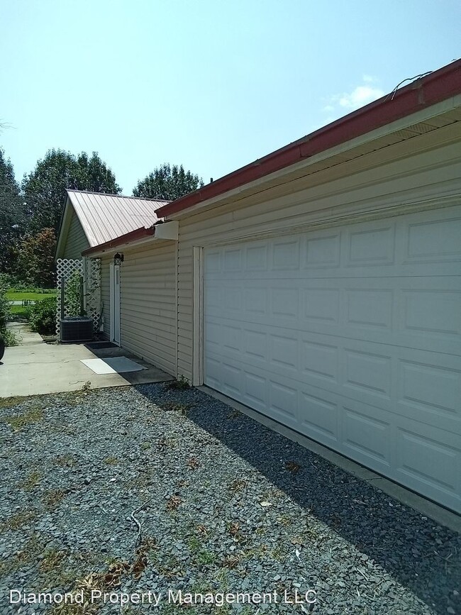 Building Photo - 3 br, 2 bath House - 554 Main st.