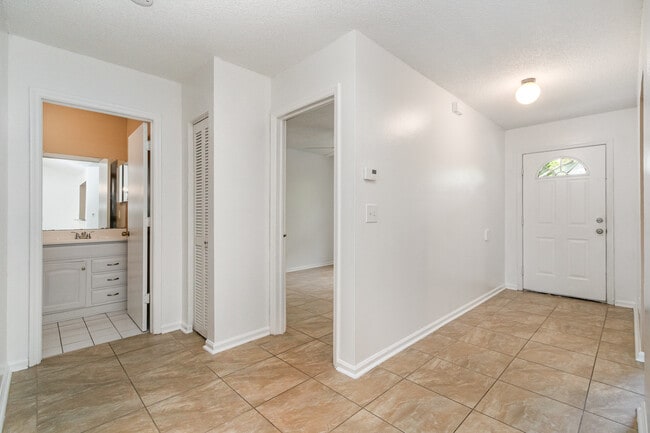 Foto del edificio - 5737 Whitaker Rd