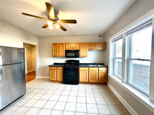 Building Photo - 2409 N Ridgeway Ave