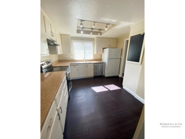 Building Photo - Contemp. 3BD/2.5 BA TOWNHOUSE W LRG ROOMS,...