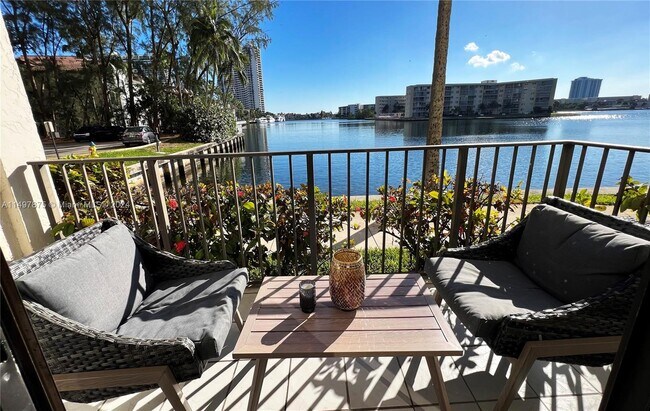 Foto del edificio - 18151 NE 31st Ct