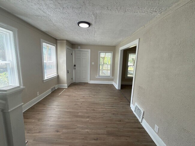 Foto del edificio - Fully Renovated 3-Bedroom Home – Move-In R...