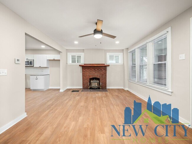 Building Photo - WAIVED APPLICATION FEE THRU 10/06! Large T...