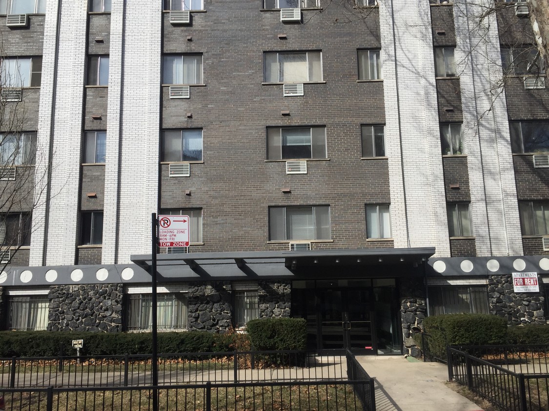 Primary Photo - 2930 N Pine Grove Ave