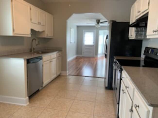 Building Photo - Single Story Park Circle Home!