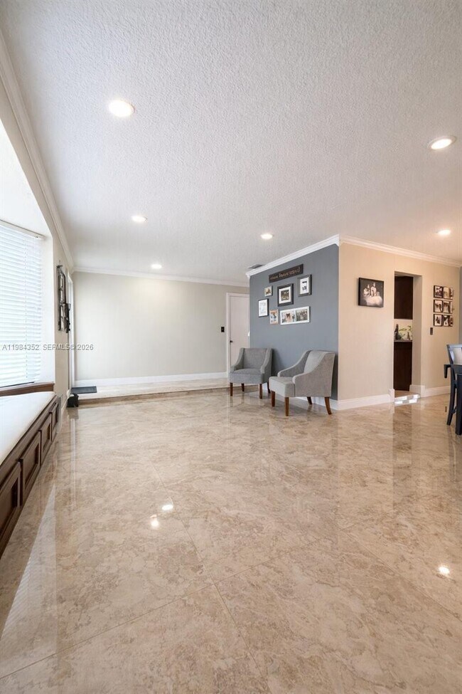 Foto del edificio - 6527 NW 2nd St