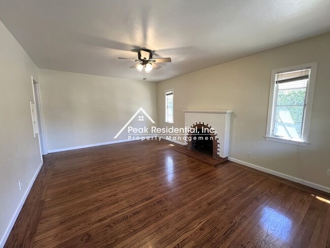 Building Photo - Charming Land Park 2bd/1ba Duplex-Must See!