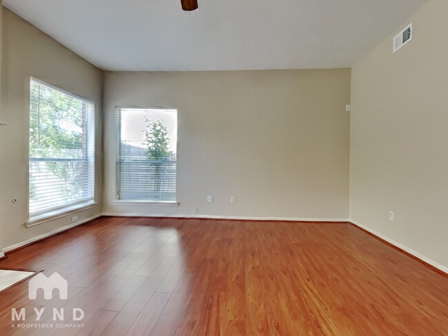 Foto del edificio - 6326 Oakburl Ln