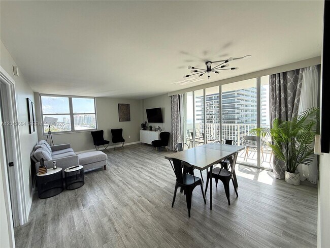 Foto del edificio - 5838 Collins Ave