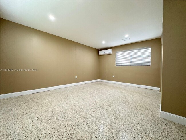 Foto del edificio - 2815 NW 88th St