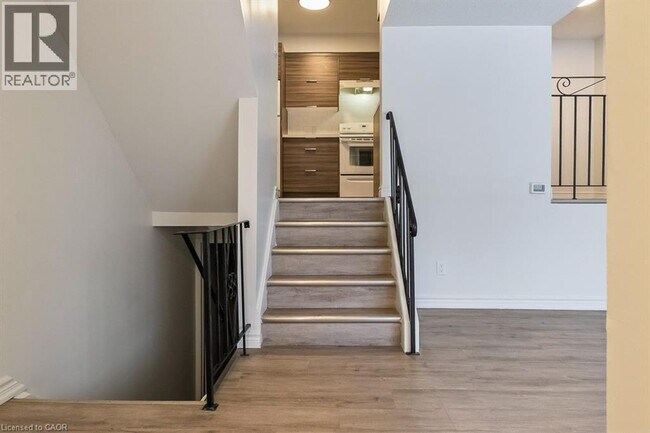 Photo du bâtiment - 250 Montmorency Dr