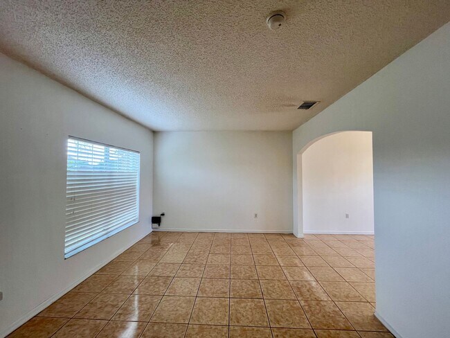 Foto del edificio - Beautiful 4 Bedroom Home in Maple Chase – Cypress Woods, Poinciana, FL