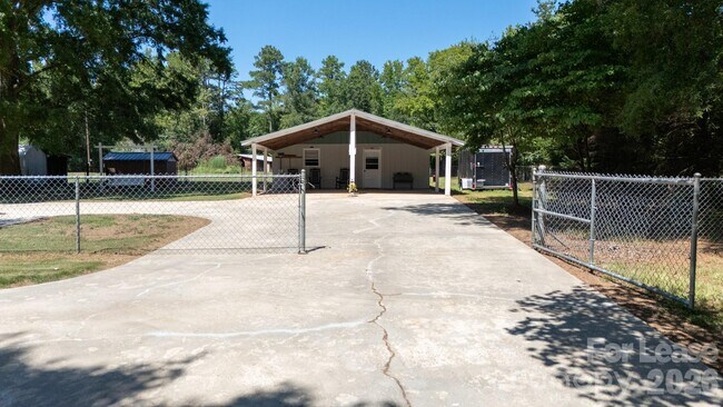 Foto del edificio - 734 Culp Ferguson Rd