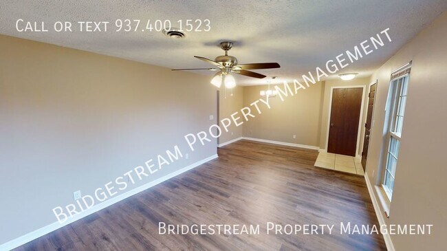 Building Photo - Updated 3 bedroom, 2 bath duplex with atta...