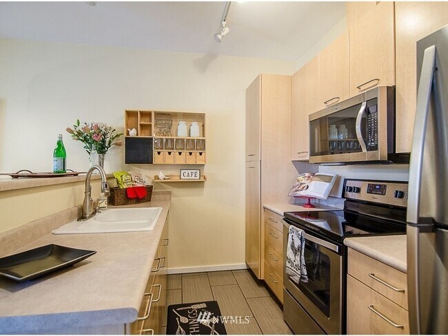 Building Photo - 2 Bedroom Condo in Sammamish