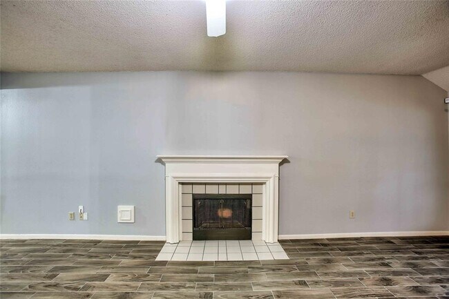 Building Photo - 10018 Cabin Creek Dr