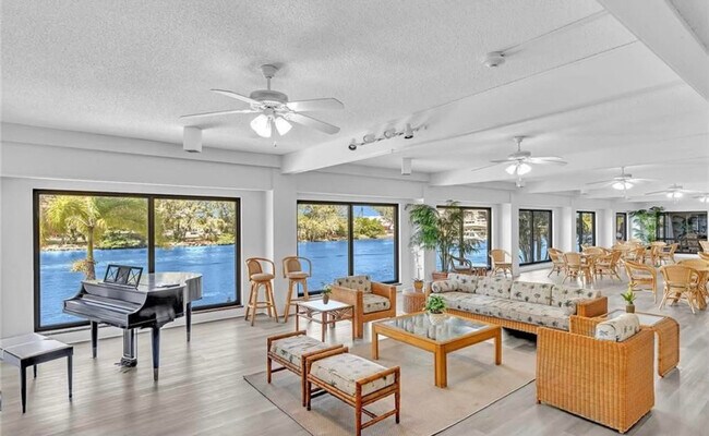 Foto del edificio - 1401 N Riverside Dr