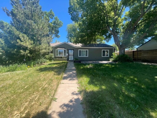 Building Photo - $0 DEPOSIT OPTION. CHARMING 3-BEDROOM HOME WITH LARGE YARD AND EASY ACCESS TO I-25 AND I-225