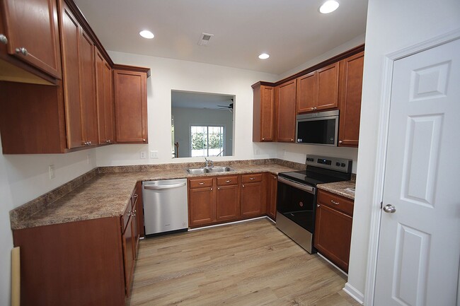 Foto del edificio - Newly Updated, End Unit Townhome in Conven...