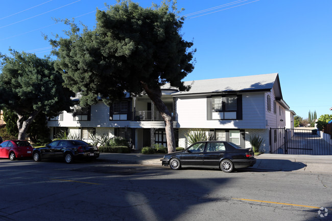 Building Photo - Walnut Street Apartments