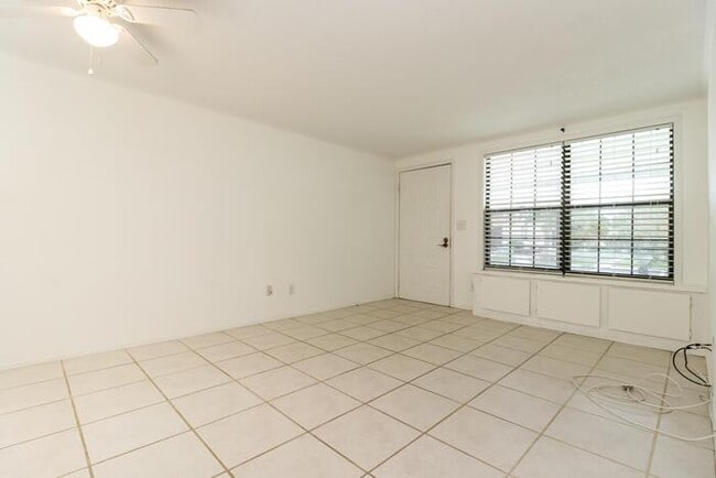 Building Photo - COZY 1/1 LOCATED IN WOODGATE!