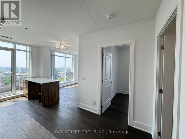 Photo du bâtiment - 9205-9205 Yonge St
