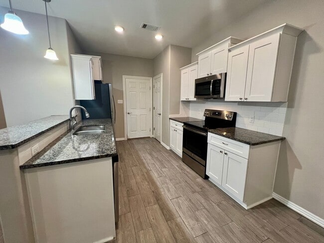 Building Photo - Beautiful 3 Bed/2 Bath Single Story Duplex...