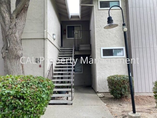 Foto del edificio - 2 bedroom 2 bathroom condo on North Salina...