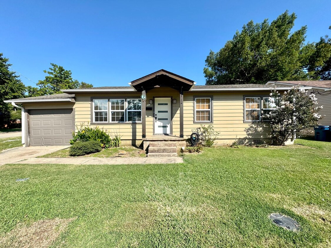 Primary Photo - Charming Bungalow with Large Fenced Backya...