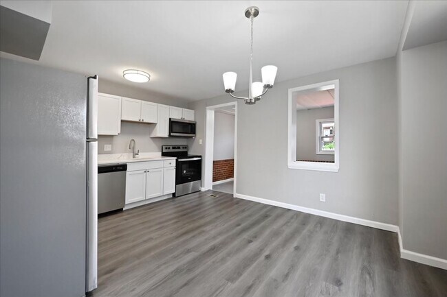 Building Photo - Gorgeous Two-Bedroom Townhome In Middle River