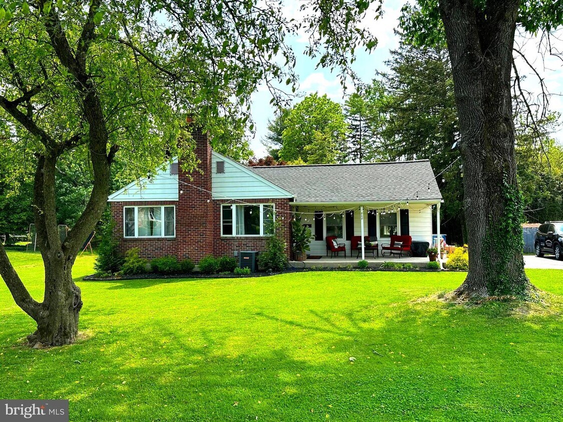 Foto principal - 808 Roslyn Ave