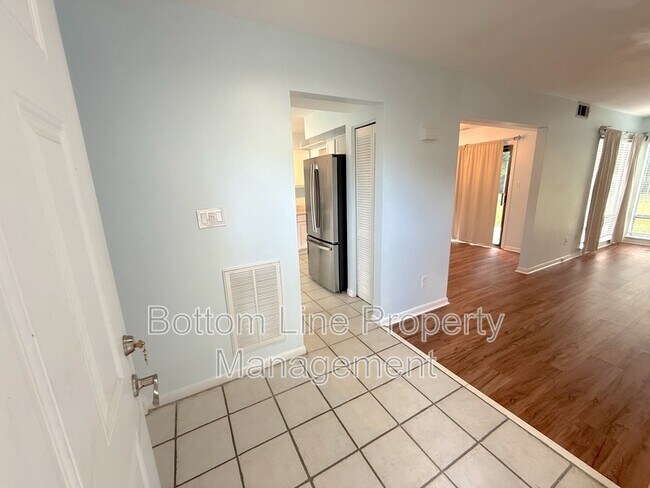 Foto del edificio - 7838 Hummingbird Ln