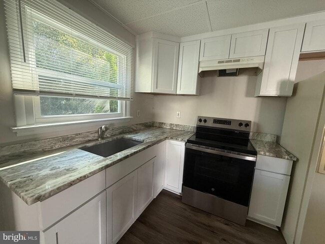 Building Photo - 11 Delsea Dr S