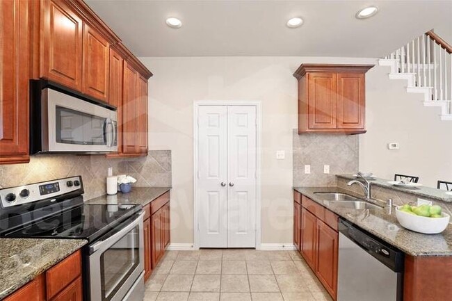 Building Photo - Stunning 3-Bed, 2.5-Bath Townhome in Irvin...