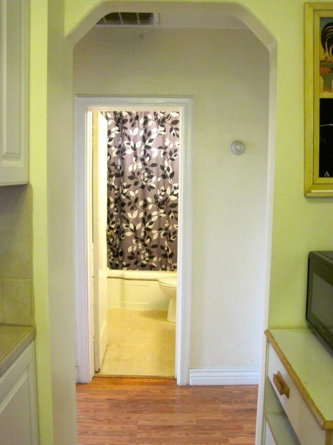 Building Photo - This perfect 2-bedroom, 1-bathroom Apartment with Great Location!