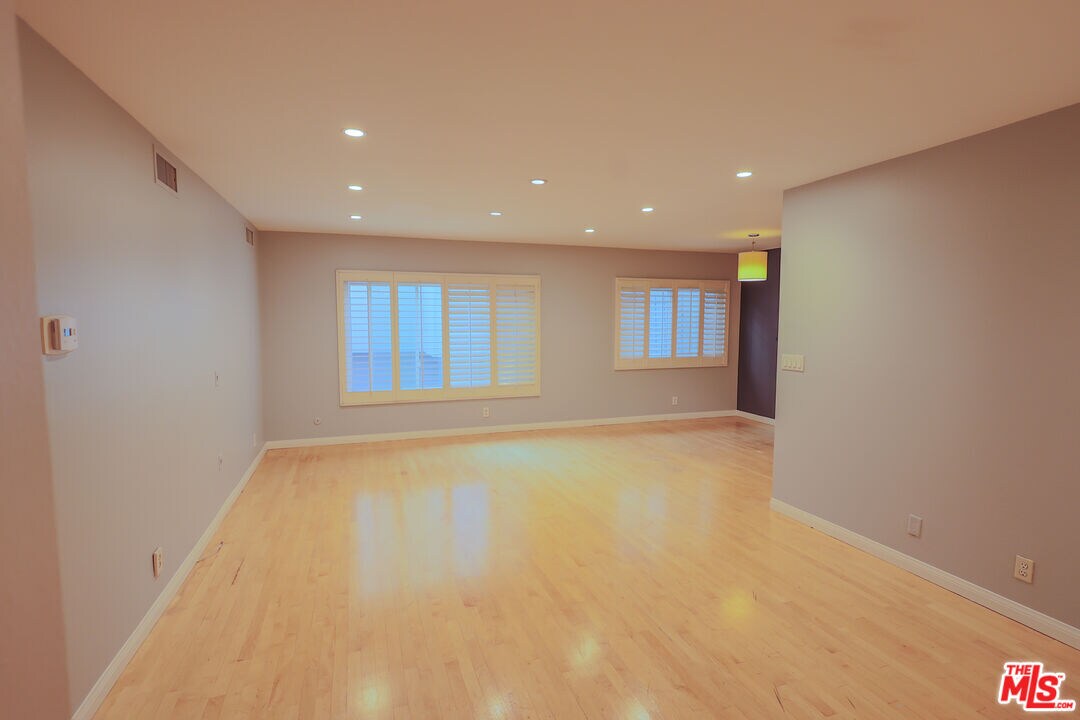 Foto principal - 1250 Kings Rd