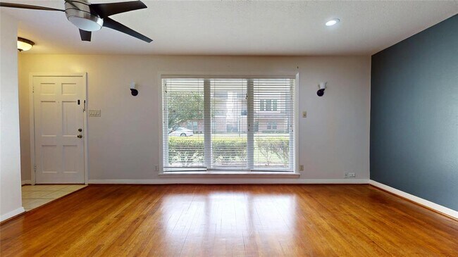 Building Photo - 10214 Brooktree Dr