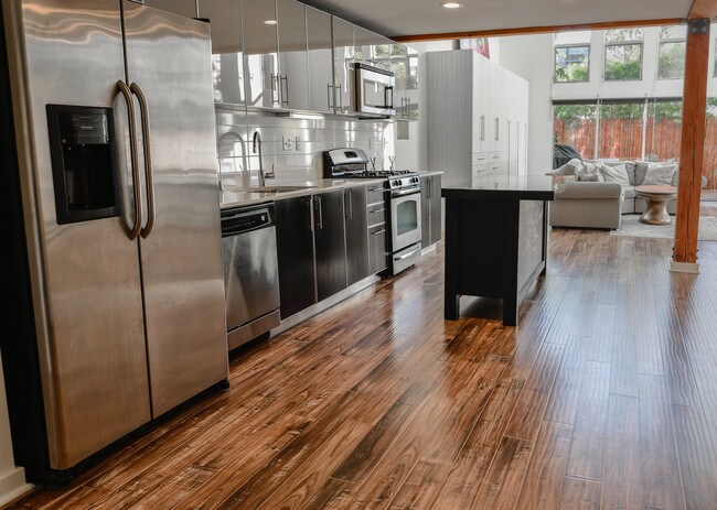 Kitchen - 4215 Glencoe Ave