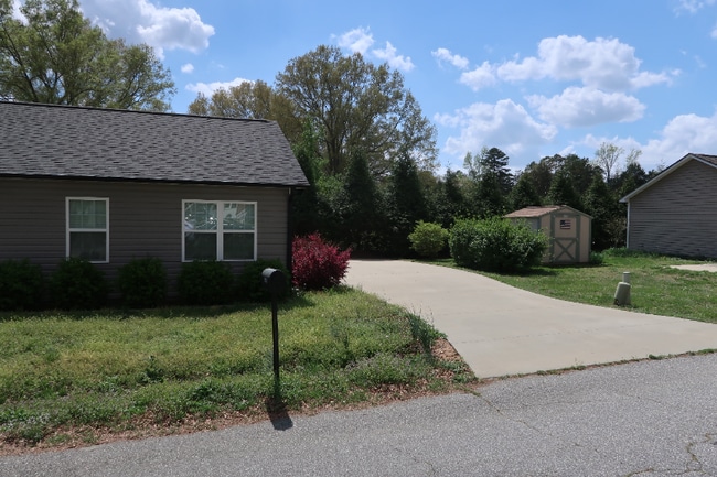 Building Photo - 210 Orch Pk Ln