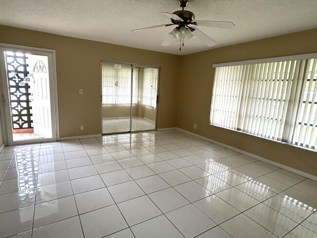 Foto del edificio - 455 High Point Blvd
