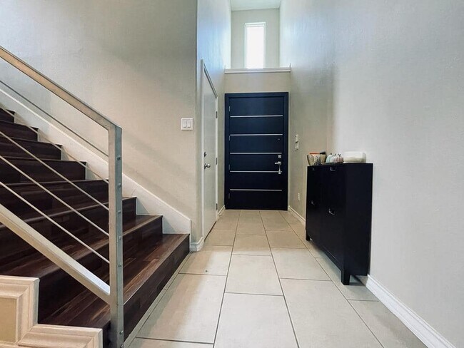Building Photo - 7948 Elka Lp