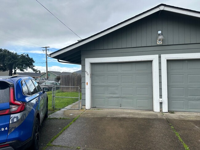 Building Photo - Updated 2 bedroom, 1 bath with garage!