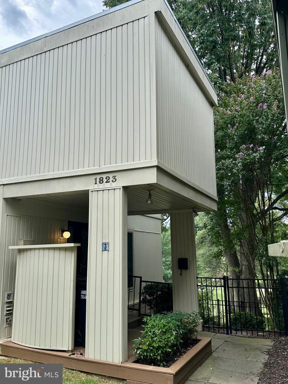 Building Photo - 1823 N Shore Ct