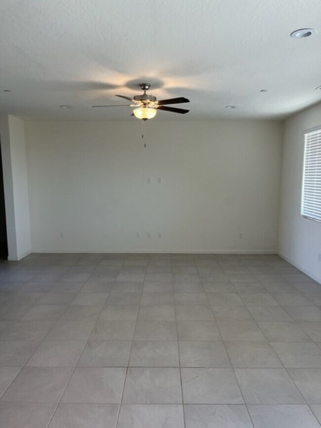 Foto del edificio - 4 Bedroom 2 Bath home in Hanford Coming So...
