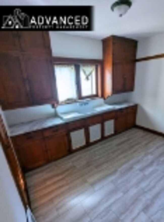 Foto del edificio - Charming 2-Bedroom Lower Unit in Milwaukee’s Tippecanoe Neighborhood – Available Now!