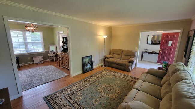 Foto del edificio - 4 Bed, 2.5 Bath Home Available in Taylors