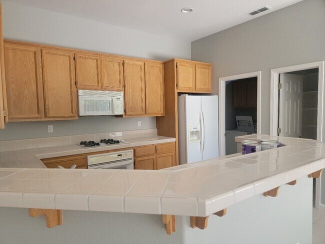 Building Photo - Beautiful single story home in gated Serrano