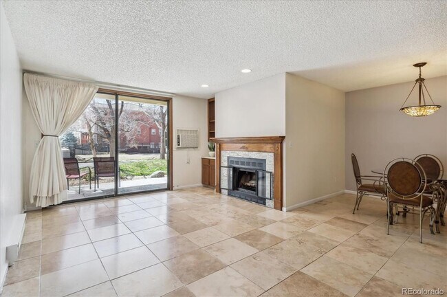 Foto del edificio - Spacious 2BD, 2BA Condo with Bonus Flex Room