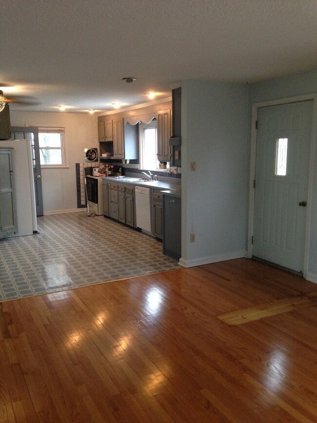 Building Photo - 34 N Elmhurst Ave